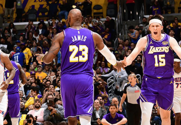 詹姆斯前三节9中2得到7分2板8助，末节8中5得到10分2板2助